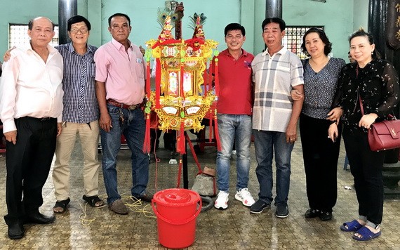 梁添生(右三)與諸友勝標第六聖燈。