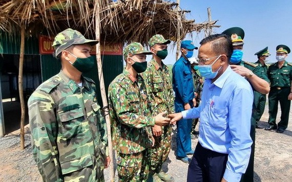 市委民運處主任阮友協（前右）親往探望並慰問西寧省州城縣邊界線抗疫幹部戰士們。（圖源：淮南）