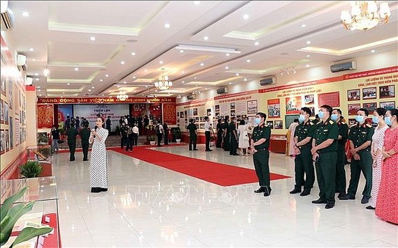 “越南國會-革新與發展歷程”展覽現場一隅。（圖源：越通社）