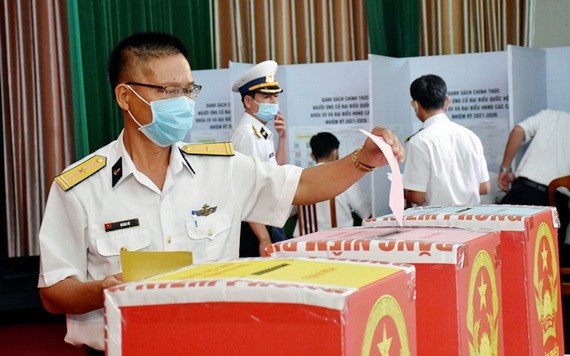 海軍第二區司令部的幹部和戰士們在9號投票處進行投票。（圖源：芳南）