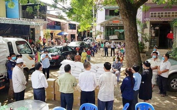 捐贈大米和必需品，支持柬埔寨鐵橋頭區Champa寺附近的當地越僑和人們抗疫。（圖源：越通社）