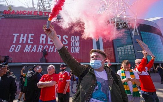 曼聯球迷闖入球場抗議格雷澤家族。（圖源：互聯網）