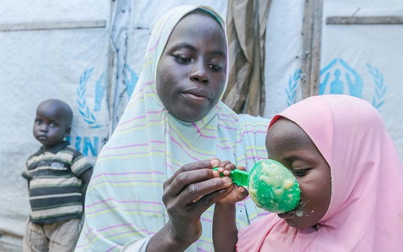 加利福尼亞州的一位母親用從世界糧食計劃署處的糧食點領取的穀類食品為她的孩子準備食物。（圖源：聯合國）