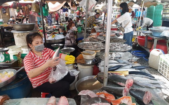 馮興街市的商販們近日都戴上了口罩 。