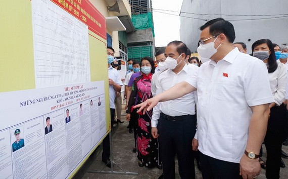 國會主席王廷惠（前）與工作團前往宣光市安祥坊2號投票區檢查選舉籌備工作。（圖源：尹俊）