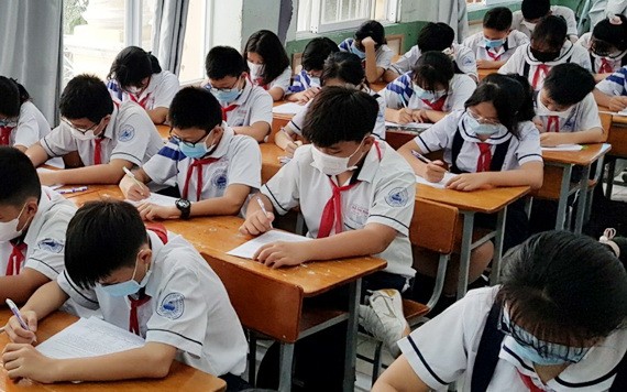 學生戴口罩上課。