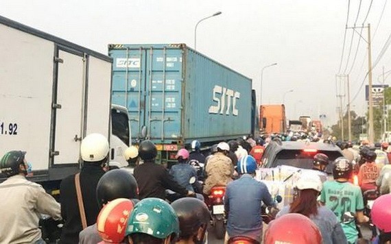 駛入守德市富友港的阮維貞街交通堵塞，摩托車與集裝箱車魚貫而行。