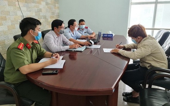 黎光 H（右）承認違規行為。（圖源：文勝）