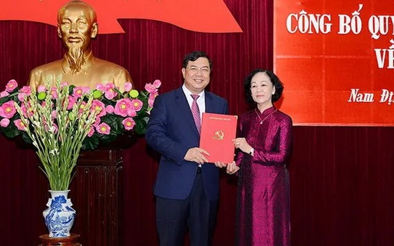 范嘉足同志（左）從中央組織部長張氏梅手中接過人事委任《決定》。（圖源：春秋）