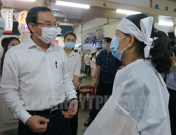 市委書記阮文年（左）向火警遇難者親屬表示深切慰問。（圖源：市黨部新聞網）