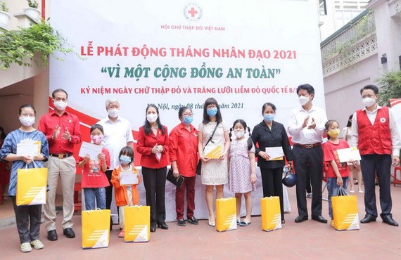 給貧困的兒童贈送禮品。（圖源：越通社）