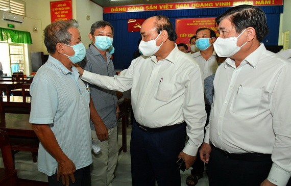 國家主席阮春福（前中）與選民接觸。（圖源：越勇）