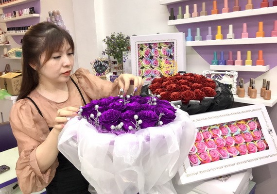 梁紀詩在設計水晶玫瑰花束。