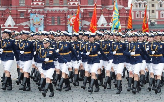 女兵方隊接受檢閱。（圖源：互聯網）