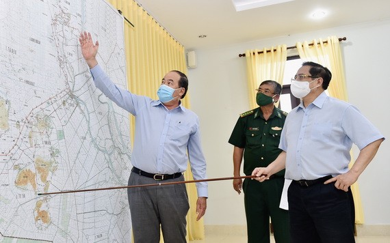 政府總理范明政(右)檢查邊境防疫情況。（圖源：VGP）