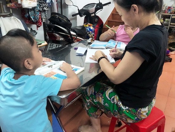 陳氏紅詩老師與自己的學生。