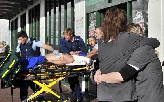 救護人員將傷者送上救護車。（圖源：AAP）