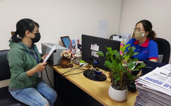 勞工向媒體反映以保護自己的權利。