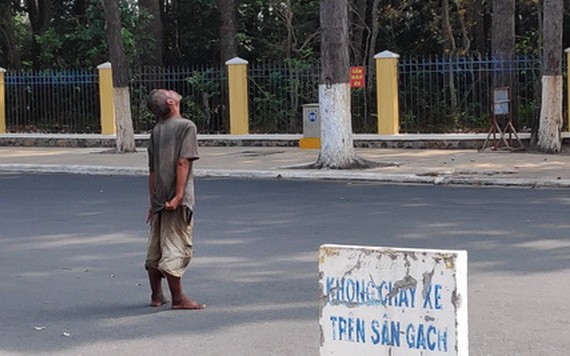 一名精神病患者在街上閒逛。