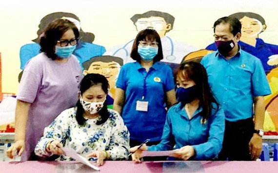 市紡織品成衣工會與巴勳公司簽訂“會員福利”計劃落實協議。（圖源：H. Đào）