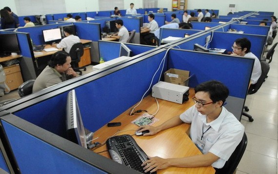 守德市鈴中出口加工區一家企業員工在設計手機電路。