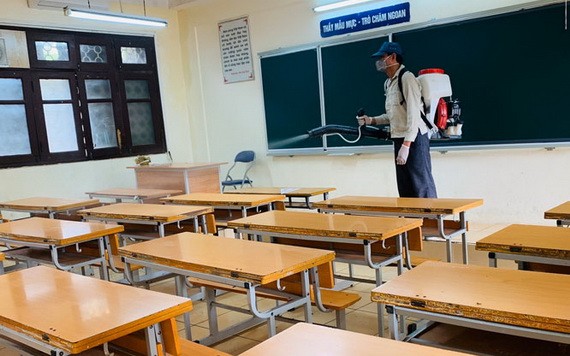 學生提早放暑假，校方安排專人為課室進行噴灑消毒。（示意圖源：互聯網）