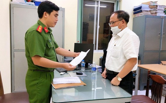 2020年12月16日，涉案嫌犯畢成剛（右）在聽取執法警員宣讀逮捕令。（圖源：CTV）