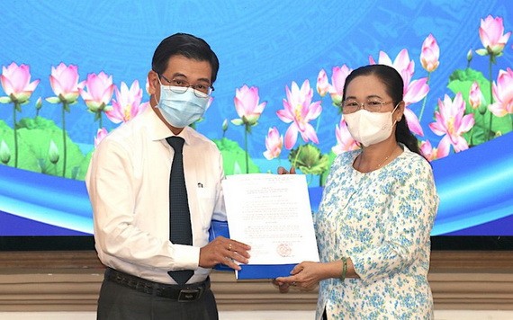 阮文勇同志（左）從市人民議會主席阮氏麗手中接過人事委任《決定》。（圖源：雪民）