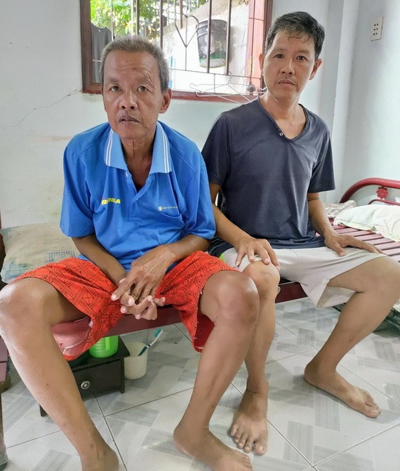 頭部受傷的歐家威（右）與患病的哥哥。