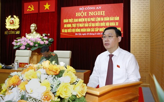 黨中央政治局委員、國會主席、國家選舉委員會主席王廷惠在會上發表指導意見。（圖源：祖國報）