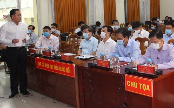 國會代表候選人黎清風向選民介紹其行動計劃。