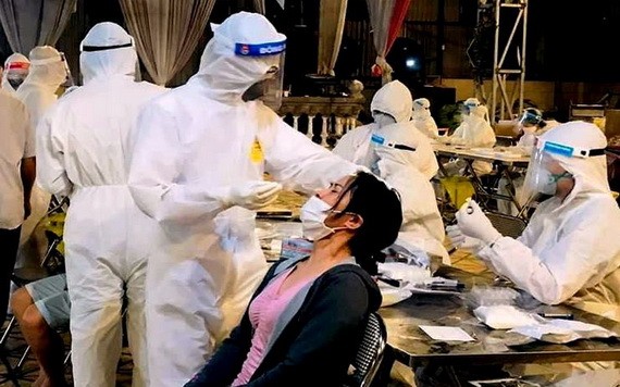 醫護人員連夜給民眾採樣檢測。（圖源：阮國）