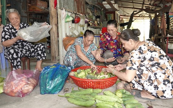 阮氏諾（左一）與慈善廚房姐妹正準備食材。