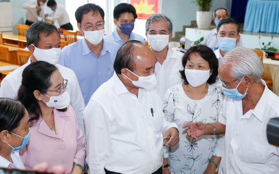 國家主席阮春福（前中）與選民接觸。（圖源：草黎）