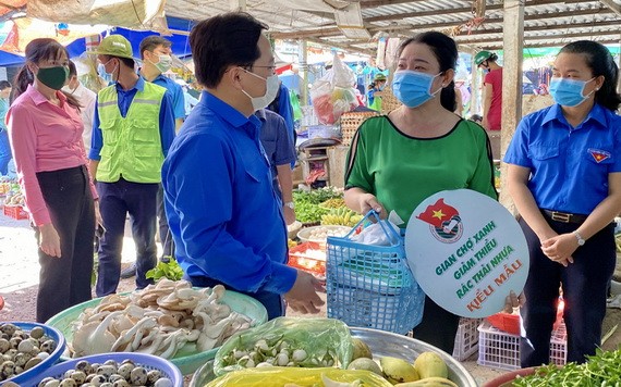 胡志明共青團中央第一書記阮英俊（前左）向民眾宣傳使用環保產品。（圖源：越通社）