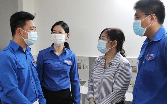 潘氏清芳（左二）正與剛獲輔助維修“友情屋”的屋主交流。 