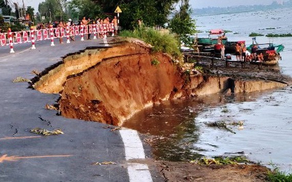 圖為2020年5月27日，安江省 91 號國道部分路段坍塌現場。（圖源：玉民）