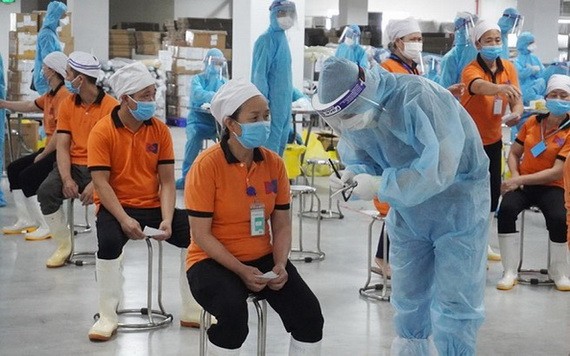 醫護人員正給北江省工業區工人採樣。（圖源：何明）