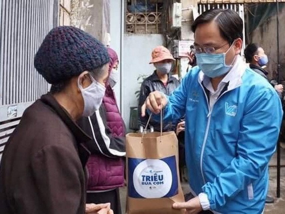 阮英俊向河內市“洗腎村”病人贈送飯菜。