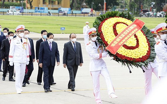 黨政領導晉謁胡志明主席陵