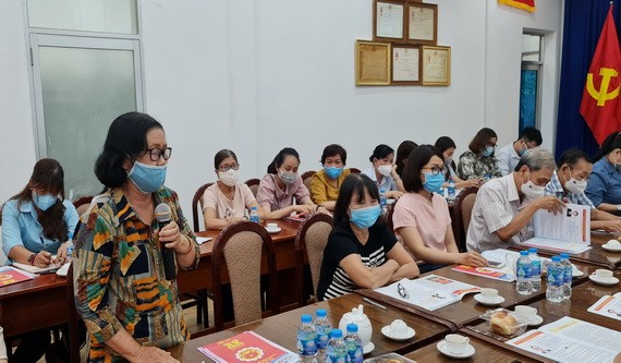 華人婦女在會議上提意見。