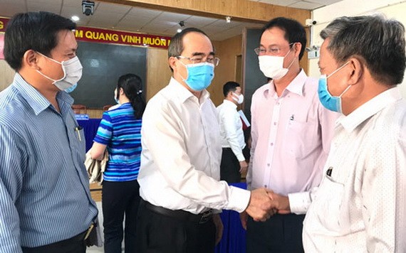 候選人阮善仁（左二）與平新郡安樂坊選民接觸。