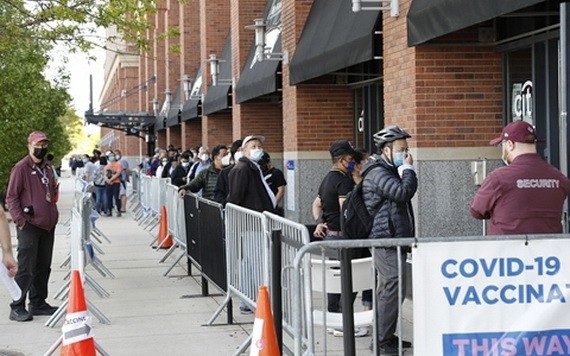當地時間5月12日，美國紐約大都會棒球隊主場花旗球場新冠疫苗接種點，民眾排隊接種疫苗。（圖源：互聯網）