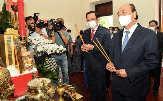 國家主席阮春福與市委書記阮文年上香緬懷胡主席。（圖源：梅花）