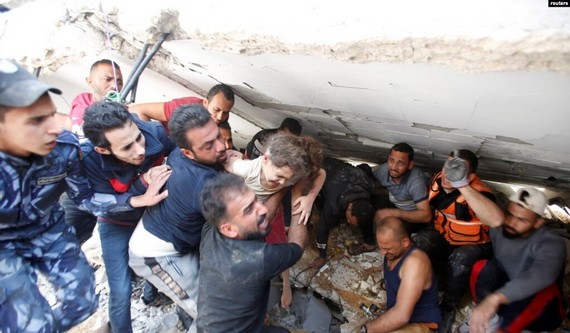 救援人員從一處空襲廢墟中搶救出一名六歲的女童。（圖源：路透社）