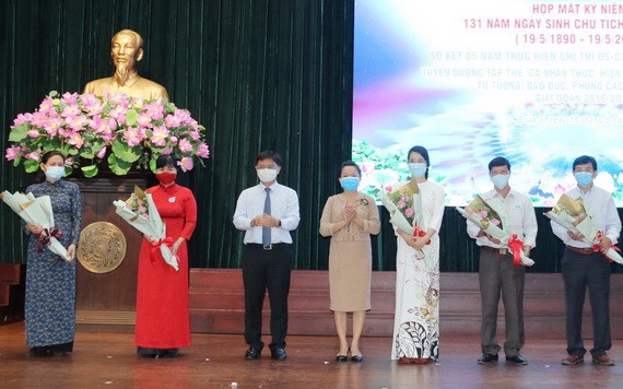 第五郡郡委書記阮孟強（左三）祝賀榮獲市級表彰的單位和個人。