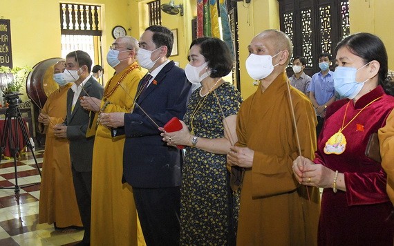 國會常務副主席陳清敏（中）同越南佛教教會理事會諸尊長老上香禮佛。（圖源：Quochoi.vn）