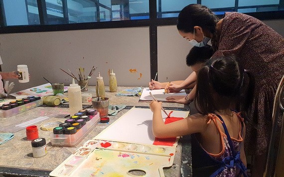 與孩子一起畫畫也是幫助他們度過一個有意義的暑期。