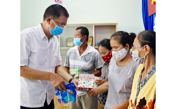 穗城會館副理事長林海泉向貧困少數民族同胞贈送禮物。