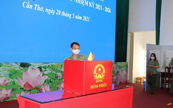 芹苴市武裝力量提前進行投票。（圖源：越通社）